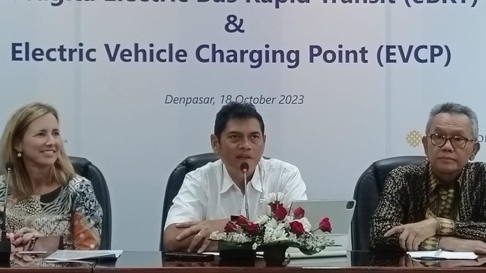 Kepala Dinas Perhubungan Provinsi Bali, IGW Samsi Gunarta saat ditemui pada Rabu (18/10/2023) di kantor Gubernur Bali, Jalan Basuki Rahmat Nomor 1 Denpasar, Bali. (Ni Made Lastri Karsiani Putri-detikBali)