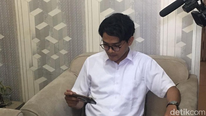 Keponakan Mahfud Md, Zakaria Wanda saat menyaksikan pidato pamannya.