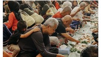 Salah satunya saat kandidat calon presiden Indonesia itu berkunjung ke Bogor. Ia terlihat asik liwetan, menikmati nasi, ayam goreng, tahu goreng, tempe goreng, lalapan, lengkap dengan sambal. Foto: Instagram @ganjar_pranowo