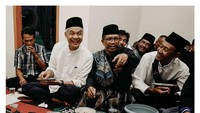 Begini keseruan Ganjar Pranowo saat menikmati suguhan di salah satu rumah warga, ketika ia mampir ke Tasikmalaya. Ganjar terlihat senang disuguhkan ayam goreng, tempe goreng, hingga ikan goreng.  Foto: Instagram @ganjar_pranowo