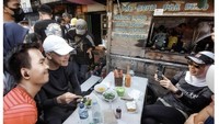 Tak hanya liwetan, calon presiden yang maju pada pemilu 2024 ini juga sempat membagikan momen saat ia makan mie ayam. Ganjar menikmati mie ayam gerobakan dari Mie Ayam Pak Bejo. Foto: Instagram @ganjar_pranowo