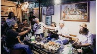 Pria 54 tahun ini juga sempat nongkrong sambil minum kopi bersama Kelompok Pemusik Jalanan. Mereka pun berkumpul di Kafe Wapres Bulungan, Jakarta. Foto: Instagram @ganjar_pranowo