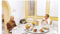 Wow, kali ini Ganjar Pranowo terlihat hendak menikmati makan malam bersama Jokowi. Menu makan malamnya terdiri dari sate hingga risol. Foto: Instagram @ganjar_pranowo
