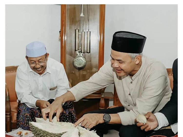 Keseruan Ganjar Pranowo Saat Liwetan hingga Cicip Durian