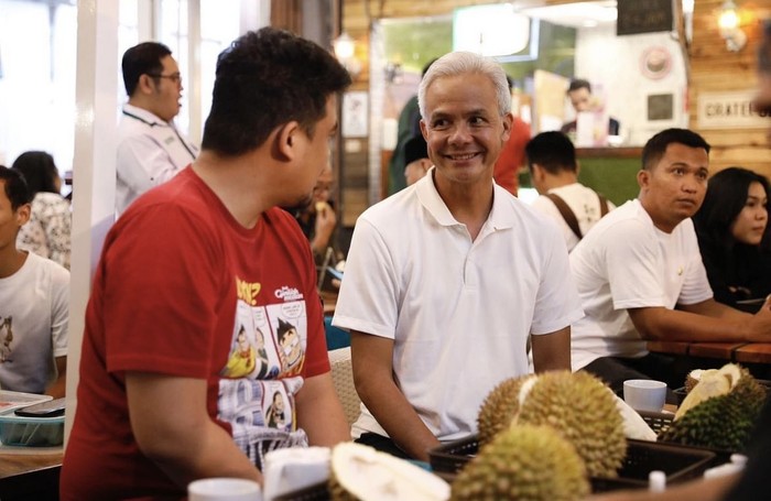 Keseruan Ganjar Pranowo Saat Liwetan hingga Cicip Durian Keseruan Ganjar Pranowo Saat Liwetan hingga Cicip Durian