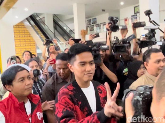 Ketum PSI Kaesang Pangarep bersama jajaran PSI mengunjungi DPP Partai Golkar. Mereka hendak bertemu Ketum Golkar Airlangga Hartarto. (Anggi M/detikcom)