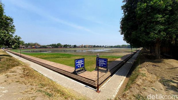Kolam Segaran Mojokerto