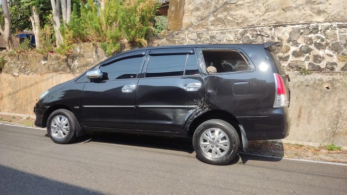 Kondisi mobil dinas Kepala DLH Wonogiri di lokasi kejadian, Rabu (18/10/2023).