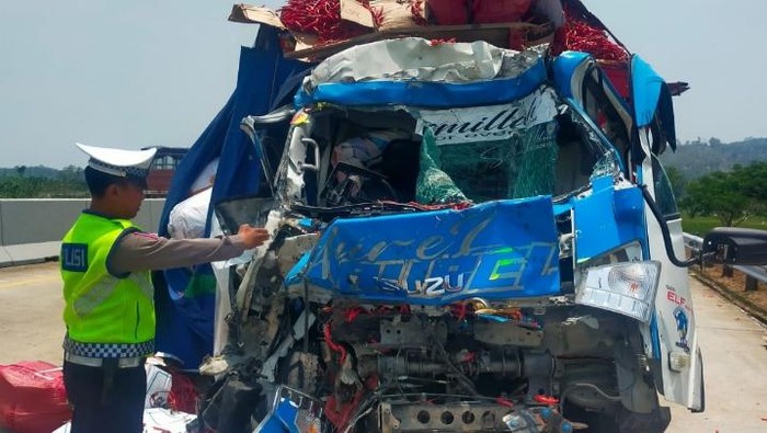 Kondisi truk yang kecelakaan di Tol Batang, Jawa Tengah, Rabu (18/10/2023).