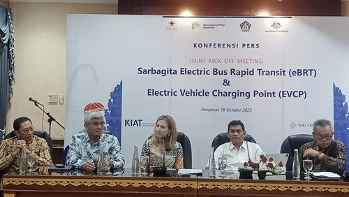 Konferensi pers joint kick off meeting Sarbagita Electric Bus Rapid Transit (eBRT) dan Electric Vehicle Charging Point (EVCP) di Kantor Gubernur Bali, Denpasar, Rabu (18/10/2023).