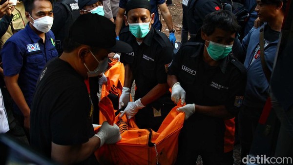 Momen Evakuasi Korban Tewas Akibat Ledakan Diduga Bom di Setiabudi
