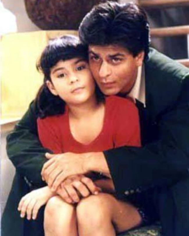 Berperan sebagai Anjali kecil di Kuch Kuch Hota Hai, Sana Saeed berakting menjadi Shah Rukh Khan yang menjadi ayahnya. Tampil dengan poni dan kuncir dua, penampilan Sana saat berperan sebagai Anjali tersebut begitu ikonik dan selalu diingat publik. Foto: dok. Instagram