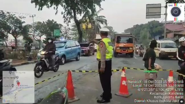 Lalin Jalan Daan Mogot arah Cengkareng Jakbar, Rabu (18/10/2023) pagi ini macet imbas perbaikan jalan.