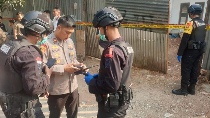 Ledakan diduga berasal dari bom yang terkubur di Jalan Perahu, Guntur, Setiabudi, Jakarta Selatan.