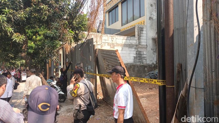 Lokasi ledakan di sebuah proyek rumah di Setiabudi, Jaksel, dipasangi garis polisi.