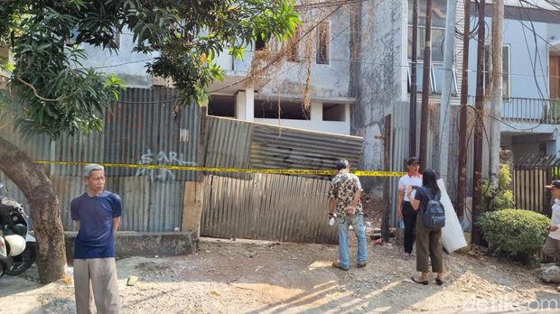 Lokasi ledakan di sebuah proyek rumah di Setiabudi, Jaksel, dipasangi garis polisi.