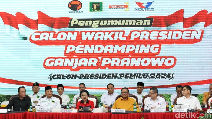 Mahfud-Ganjar Semringah Banget Usai Deklarasi Ketum PDIP Megawati Soekarnoputri mengumumkan bakal cawapres untuk mendampingi bakal capres Ganjar Pranowo yakni Menko Polhukam Mahfud Md.