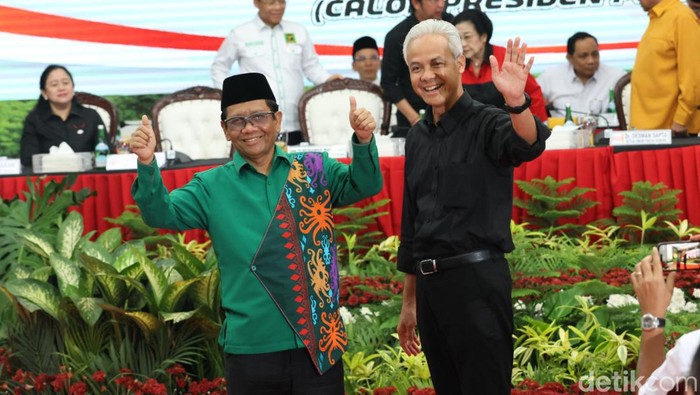 Ketum PDIP Megawati Soekarnoputri mengumumkan bakal cawapres untuk mendampingi bakal capres Ganjar Pranowo yakni Menko Polhukam Mahfud Md.