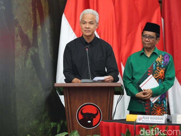 Ketum PDIP Megawati Soekarnoputri mengumumkan bakal cawapres untuk mendampingi bakal capres Ganjar Pranowo yakni Menko Polhukam Mahfud Md.