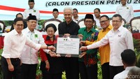 Rangkaian acara ditutup dengan sesi foto bersama.