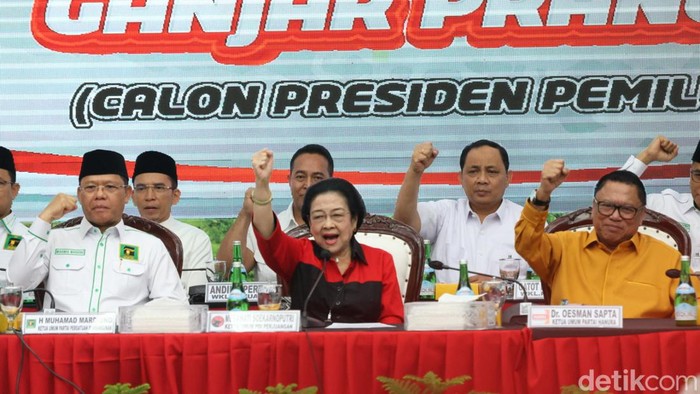 Mahfud-Ganjar Semringah Banget Usai Deklarasi Ketum PDIP Megawati Soekarnoputri mengumumkan bakal cawapres untuk mendampingi bakal capres Ganjar Pranowo yakni Menko Polhukam Mahfud Md.