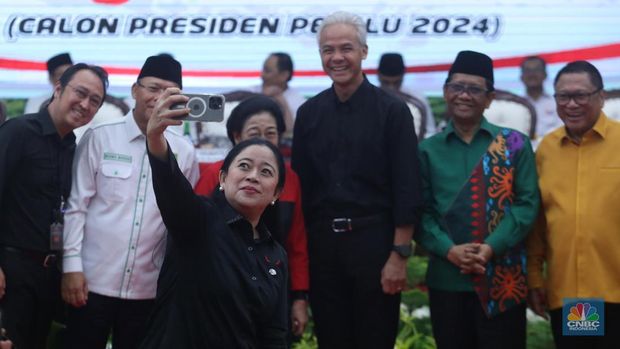 Mahfud Mahmodin (Mahfud MD) sebagai calon wakil presiden pendamping calon presiden Ganjar Pranowo pada Pemilihan Umum Presiden dan Wakil Presiden 2024 di Gedung DPP PDIP, Jakarta, Rabu (18/10/2023). (CNBC Indonesia/Pool)