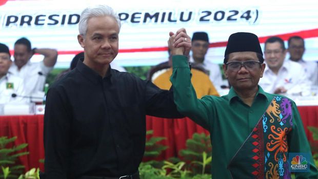 Mahfud Mahmodin (Mahfud MD) sebagai calon wakil presiden pendamping calon presiden Ganjar Pranowo pada Pemilihan Umum Presiden dan Wakil Presiden 2024 di Gedung DPP PDIP, Jakarta, Rabu (18/10/2023). (CNBC Indonesia/Pool)