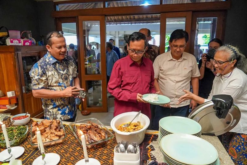 Momen kuliner seru Mahfud MD di berbagai daerah