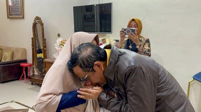 Mahfud sungkem dengan ibu