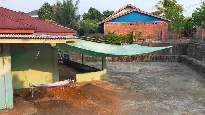 Makam di area surau di Bengkulu yang diprotes warga.