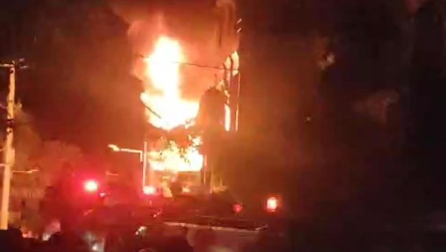 Kebakaran Hebat Terjadi di Permukiman di Jalan Pongtiku Makassar