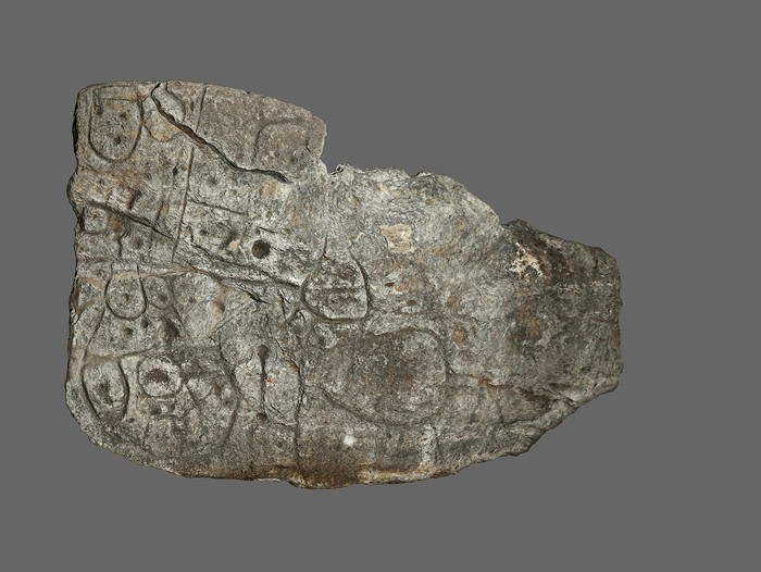 Dalle gravée mégalithique
Saint-Belec, Leuhan (Finistère)
Schiste ardoisier
L. 223 cm , l. 155 cm
poids estimatif environ1 tonne 
Âge du Bronze ancien
MAN 90 960
Collection du Musée d’Archéologie nationale
Découverte par Paul Du Chatellier en 1900, en réemploi dans un tumulus daté de la fin de l’Âge du Bronze ancien (daprès description céramique). Il sagissait de la paroi ouest de la chambre funéraire. 