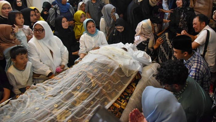 Keluarga dan kerabat berada di samping jenazah mantan Gubernur Sumatera Utara periode 2008-2011 Syamsul Arifin di kediamannya Jalan Suka Dharma, Medan, Sumatera Utara, Rabu (18/10/2023). Syamsul Arifin meninggal dunia pada usia 71 tahun dan akan dimakamkan pada Rabu (18/10) di Pangkalan Brandan, Langkat, Sumatera Utara. ANTARA FOTO/Fransisco Carolio/aww.