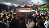 Penjabat (Pj) Gubernur Sumatera Utara Hassanudin (tengah) bersama Wali Kota Medan Bobby Nasution (ketiga kiri), Wakil Wali Kota Medan Aulia Rachman (kedua kanan) beserta keluarga mengusung peti jenazah mantan Gubernur Sumatera Utara periode 2008-2011 Syamsul Arifin di kediamannya Jalan Suka Dharma, Medan, Sumatera Utara, Rabu (18/10/2023). 