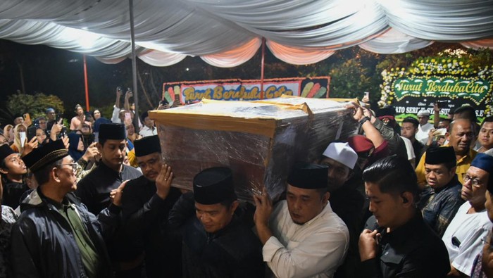 Mantan Gubernur Sumut Syamsul Arifin meninggal dunia Keluarga dan kerabat berada di samping jenazah mantan Gubernur Sumatera Utara periode 2008-2011 Syamsul Arifin di kediamannya Jalan Suka Dharma, Medan, Sumatera Utara, Rabu (18/10/2023). Syamsul Arifin meninggal dunia pada usia 71 tahun dan akan dimakamkan pada Rabu (18/10) di Pangkalan Brandan, Langkat, Sumatera Utara. ANTARA FOTO/Fransisco Carolio/aww.