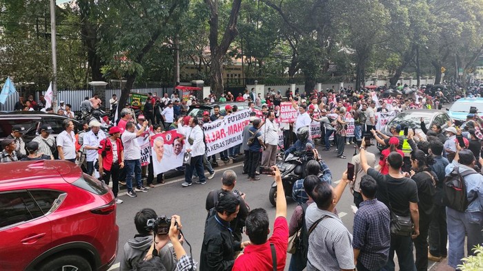 Massa Pendukung Ganjar-Mahfud Bersorak di Depan Markas PDIP