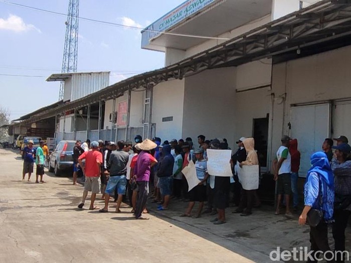 Massa warga protes ke rumah pemotongan ayam (RPA) di Desa Kalikondang, Kecamatan Demak, Kabupaten Demak, Selasa (17/10/2023).