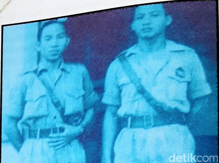 Mayor dokter Soeroto Koento (kiri) dan Letkol Moeffrani Moemin (kanan) saat memimpin Resimen Cikampek
