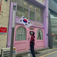 Unjuk gigi di luar negeri dengan kultur yang berbeda tak menyurutkan antusiasme Hangestri. Atlet 23 tahun itu berharap bisa tampil apik sekaligus menunjukkan potensi atlet voli Indonesia kepada pecinta voli di negeri Ginseng. Saya mau tampil sebaik mungkin dan saya mau meraih gelar bersama teman-teman. Saya senang menjadi atlet pertama dari Indonesia yang bisa main di Korea. Saya akan berusaha tampil bagus, jadi nanti banyak pemain yang bisa datang ke sini juga, ujarnya. Foto: Instagram @megawatihangestrip.