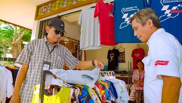 Meriahkan Ajang MotoGP Mandalika Direktur Utama PT Bank Tabungan Negara (Persero) Tbk. Nixon LP Napitupulu memilih baju buatan Usaha Mikro Kecil dan Menengah (UMKM) binaan Bank BTN di Mandalika, NTB, pekan lalu. Bank BTN ikut mendukung perhelatan akbar MotoGp Mandalika 2023 dengan memberikan kesempatan bagi nasabah UMKM binaan untuk berdagang di ajang tersebut. Bank BTN juga menyediakan Mobil Kas Keliling serta mesin EDC, dan Qris untuk memudahkan nasabah perseroan melakukan transaksi perbankan.