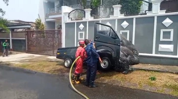 Mobil pikap angkut mesin pencetak sendal terbakar di Bogor Selatan (dok. Istimewa)