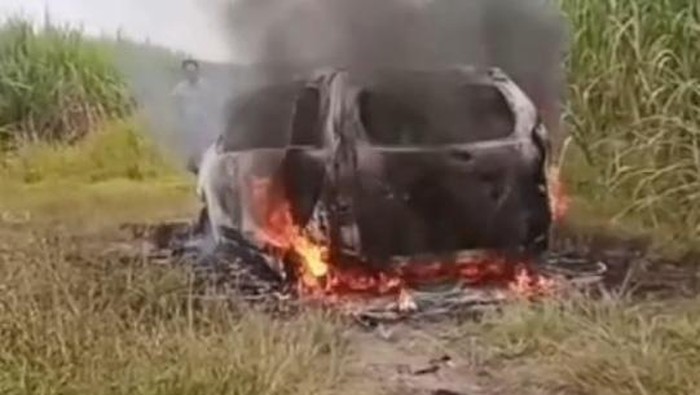 Mobil warga yang dibakar selingkuhan di Langkat. (Istimewa)
