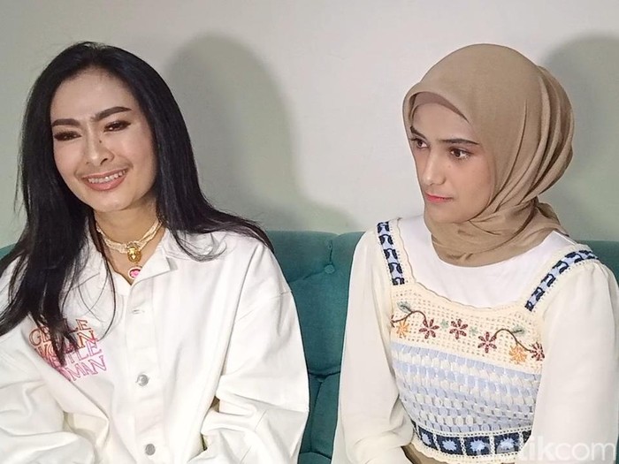 Nadya Mustika dengan Iis Dahlia saat ditemui di kawasan Jakarta.