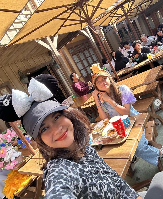 Hanya berdua dengan anak gadisnya, Nana dan Sarah tampak mengunjungi Disneyland dan DisneySea Jepang. Keduanya pun tampil kompak dengan mengenakan topi karakter yang lucu. Foto: Instagram/@nanamirdad_
