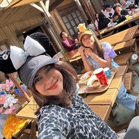 Hanya berdua dengan anak gadisnya, Nana dan Sarah tampak mengunjungi Disneyland dan DisneySea Jepang. Keduanya pun tampil kompak dengan mengenakan topi karakter yang lucu. Foto: Instagram/@nanamirdad_