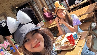 7 Foto Nana Mirdad Liburan ke Jepang Berdua Anak Gadisnya, Bak Kakak-Adik