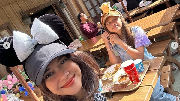 7 Foto Nana Mirdad Liburan ke Jepang Berdua Anak Gadisnya, Bak Kakak-Adik