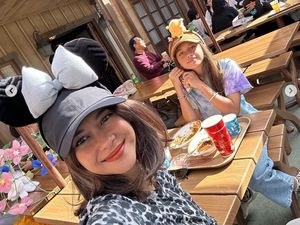 7 Foto Nana Mirdad Liburan ke Jepang Berdua Anak Gadisnya, Bak Kakak-Adik