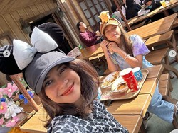 7 Foto Nana Mirdad Liburan ke Jepang Berdua Anak Gadisnya, Bak Kakak-Adik