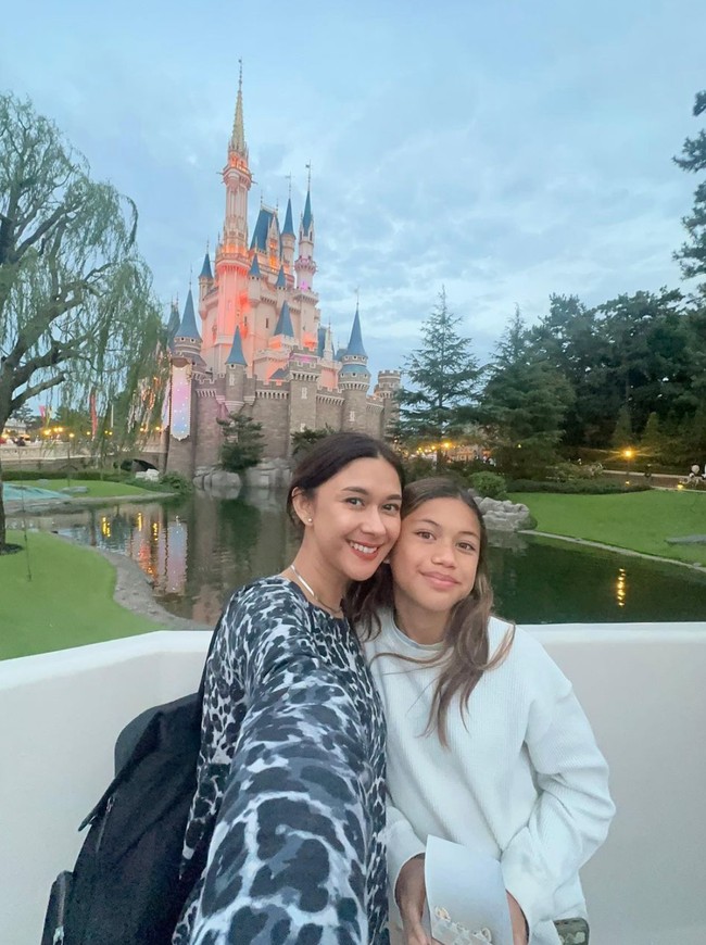 Berpose bersama ibunya, Sarah dan Nana terlihat bak kakak-adik alih-alih ibu dan anak. Pesona Sarah pun tampak saingi sang mama. Foto: Instagram/@nanamirdad_